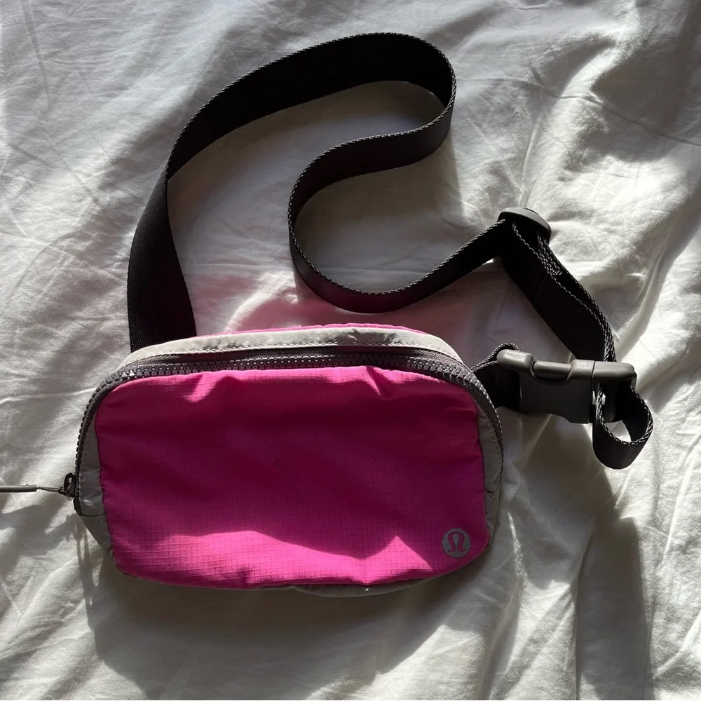Lululemon Everywhere Adjustable Belt Bag in Pow Pink / Lunar Rock / Chrome 1L